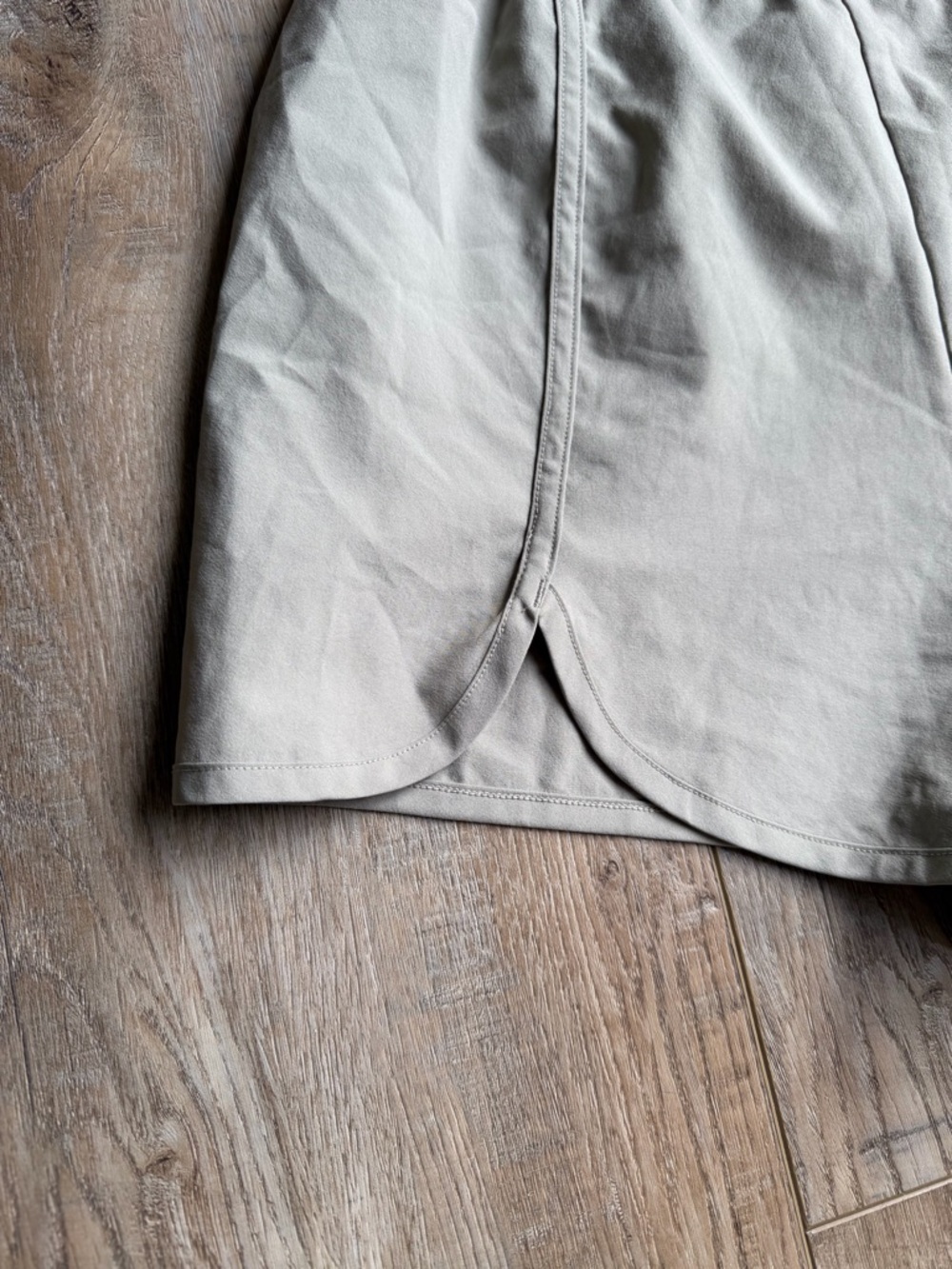 Gymshark Women's Scallop-Hem Shorts in Light Taupe small - Picture 3 of 6
